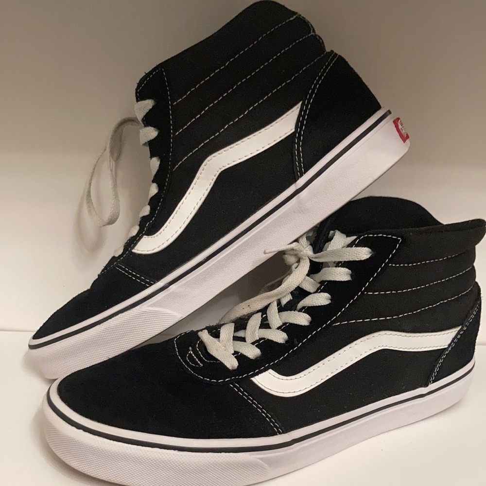 Vans Skateboard Shoe. Off the Wall. Size 10 Black and white EUC.